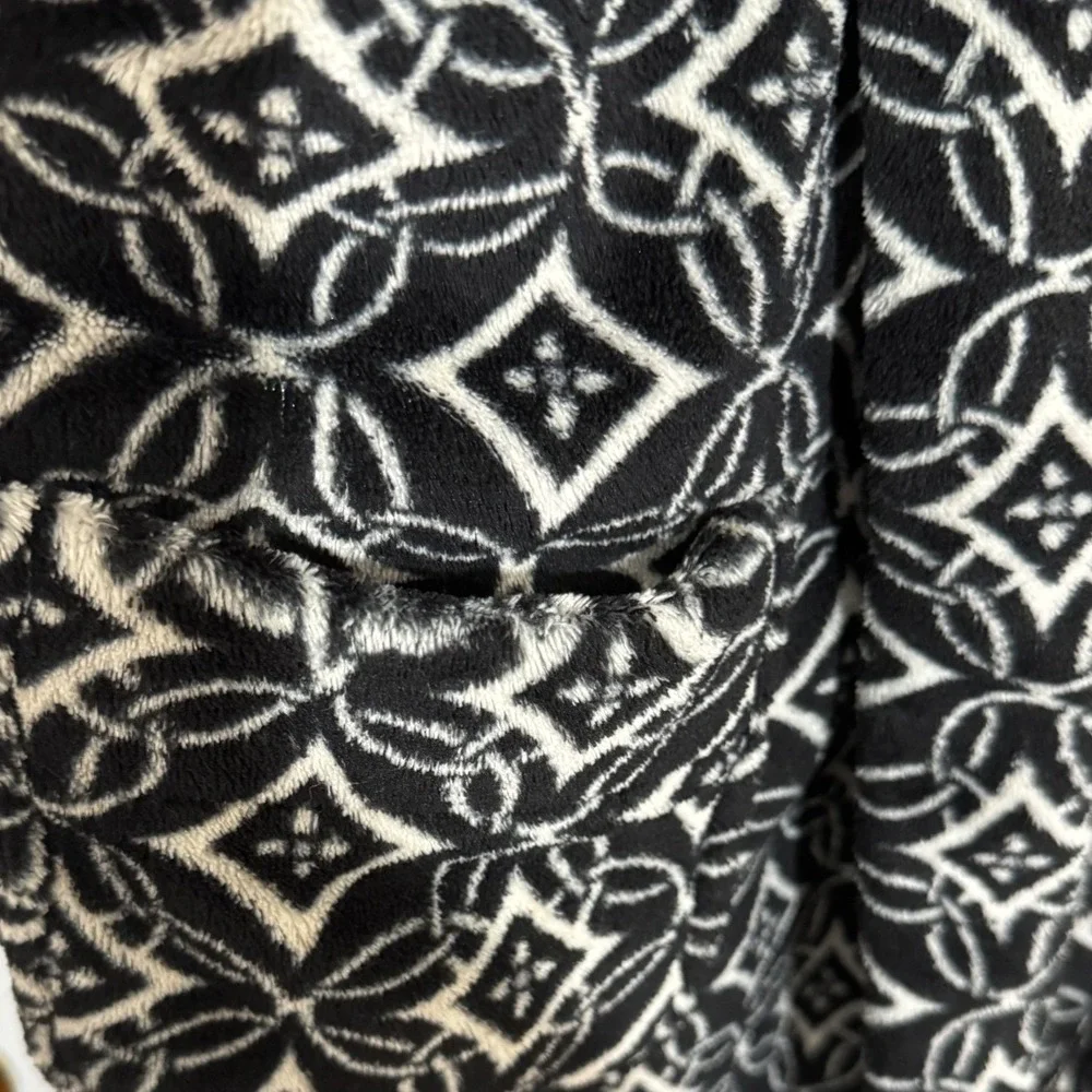 Vera Bradley Hooded Fleece Robe Black White Geometric Medallion S/M Loungewear